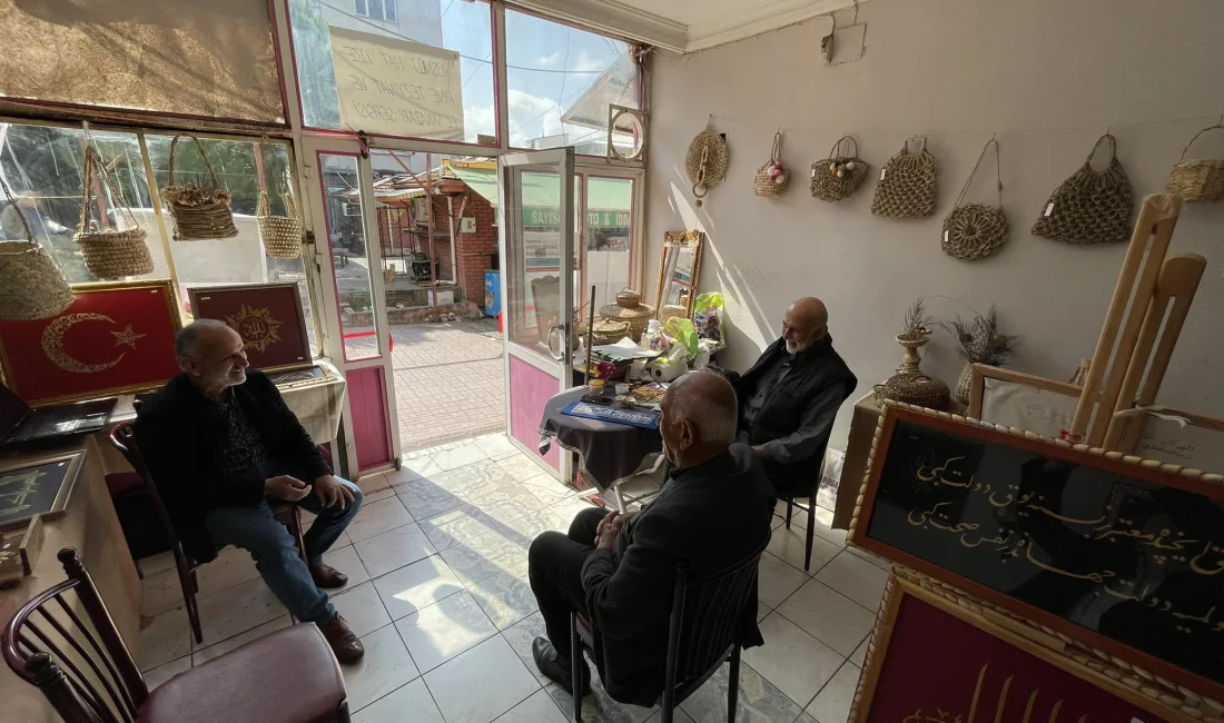 Kadirli’de emekli öğretmen Hazım Yakar tarafından açılan Hüsn-i Hat, tezhip