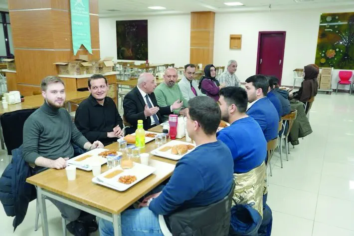 Ismail Bakan TUGVAnin iftar programinda genclerle bulustu 2