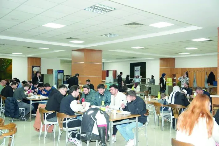 Ismail Bakan TUGVAnin iftar programinda genclerle bulustu 4
