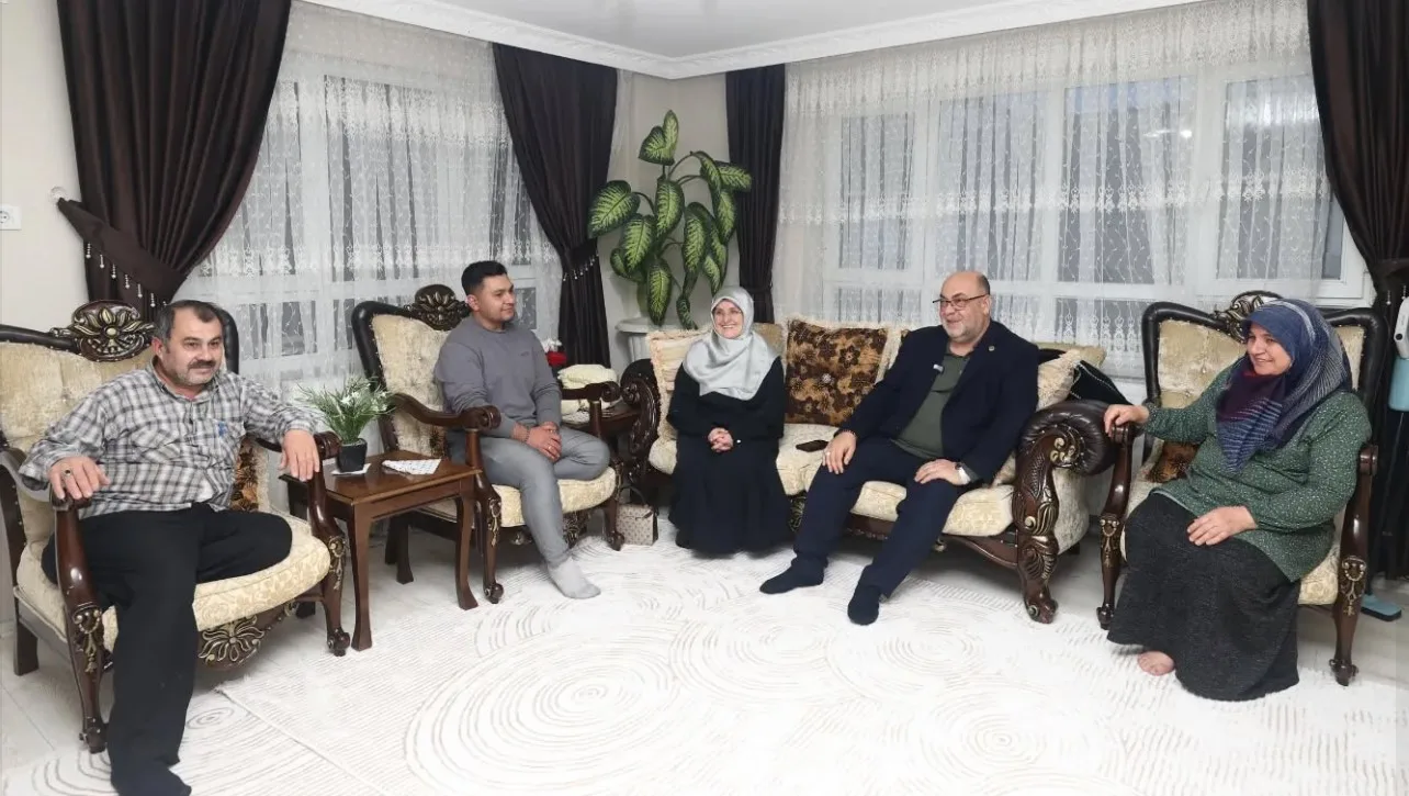 Mehmet Akpinar Ramazanda vatandaslarla ayni sofrada bulustu 2