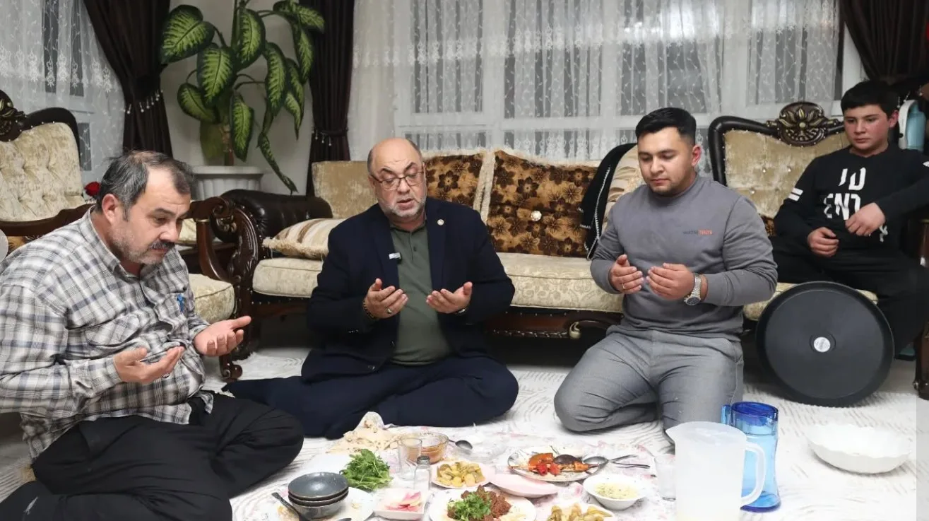 Mehmet Akpinar Ramazanda vatandaslarla ayni sofrada bulustu 4