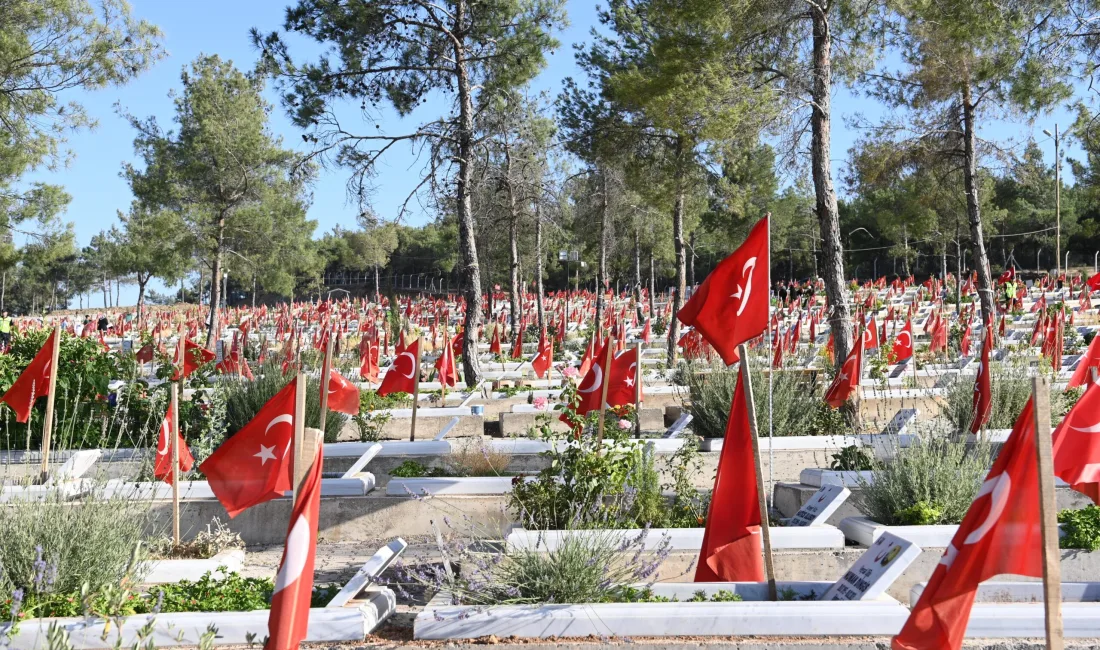 Kahramanmaraş protokolü ve vatandaşlar, Ramazan Bayramı’nın ilk gününde Şeyh Adil