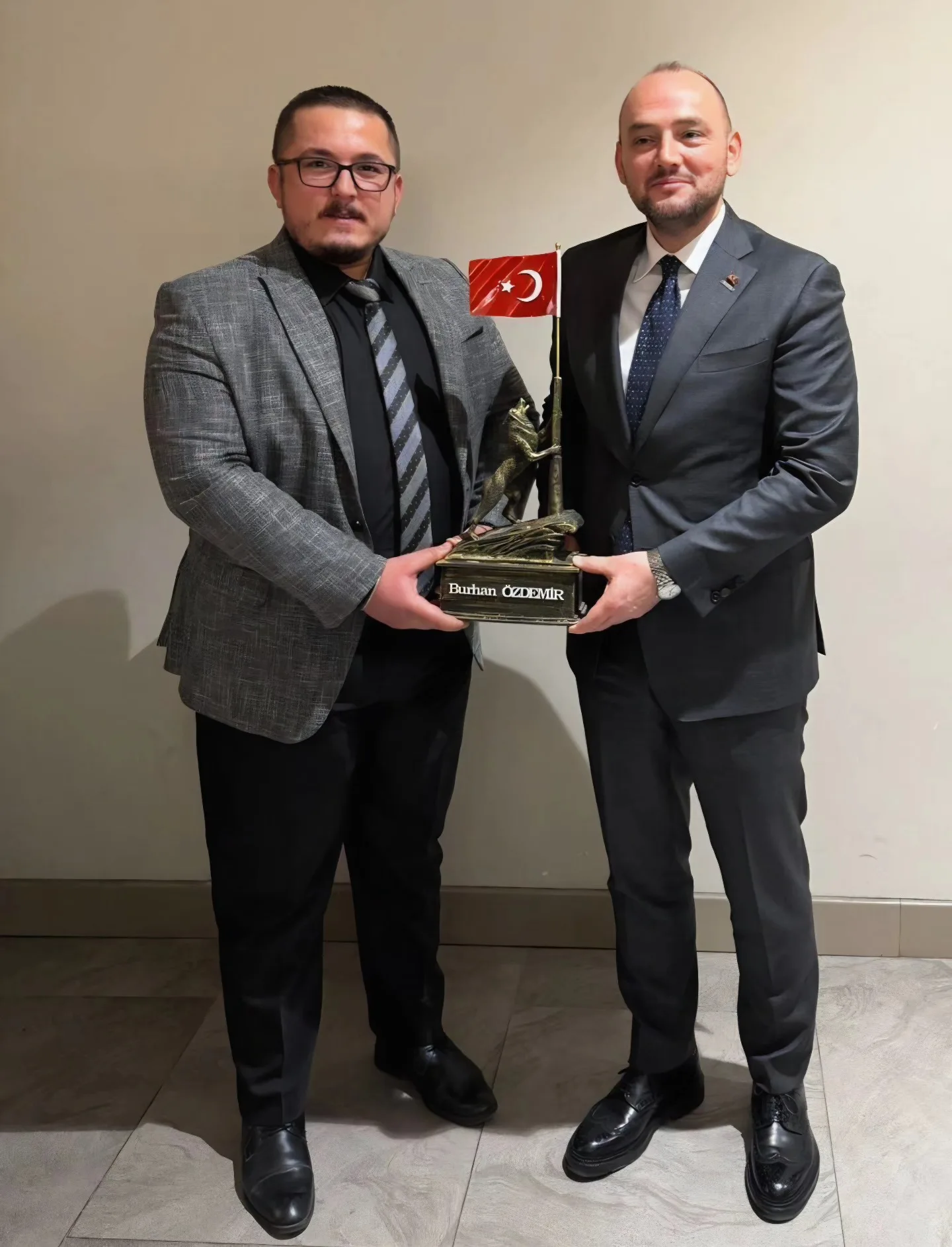 Nasuh Timarcioglundan Anlamli Hediye Genel Baskana Bayrak Tutan Bozkurt aniti takdim etti