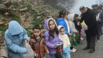 Kahramanmaraş’ın Andırın ilçesinde köklü bir bayram geleneği olan çocuklara şeker