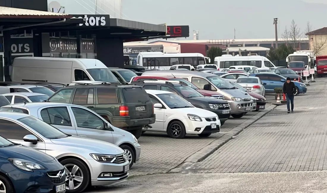 Kahramanmaraş–Kayseri yolu üzerinde kurulan ikinci el otomobil pazarı, yağmurlu havaya