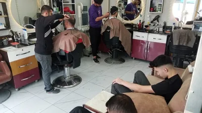 Kahramanmaraş’ta yaklaşan Ramazan Bayramı dolayısıyla müşteri yoğunluğu artan berber esnafı,