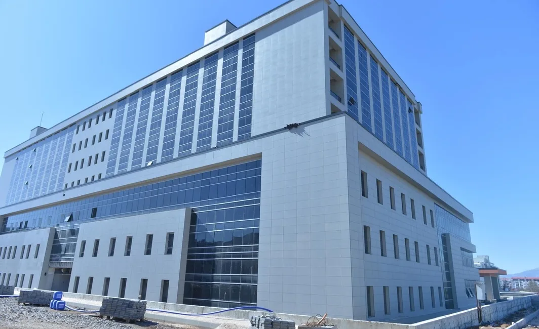 Kahramanmaraş’ta yapımı devam eden yeni devlet hastanesi inşaatı, bölge milletvekilleri