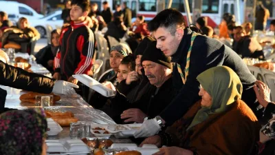 Osmaniye’de vatandaşlarla mahalle iftarında bir araya geldi. Osmaniye Belediyesi, Ramazan