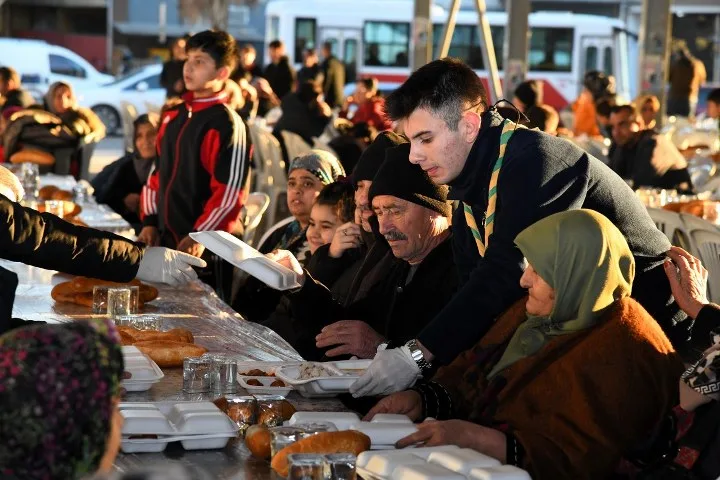Osmaniye’de vatandaşlarla mahalle iftarında bir araya geldi. Osmaniye Belediyesi, Ramazan