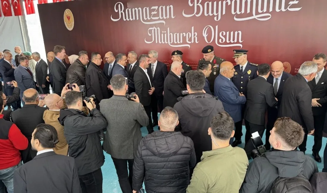 Kahramanmaraş’ta bayramın kalbi Demokrasi Meydanı’nda attı. Valilik tarafından düzenlenen geleneksel