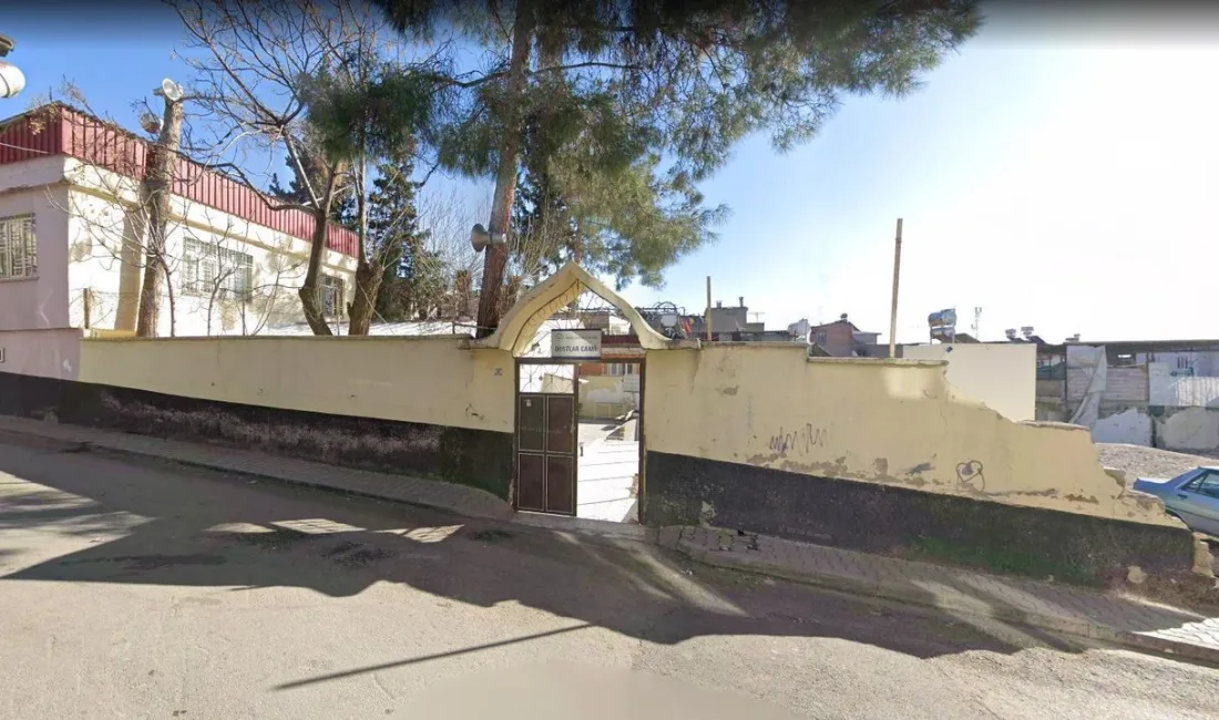 6 Şubat depremlerinde ağır hasar alarak yıkılan Dostlar Camii’nin yeniden