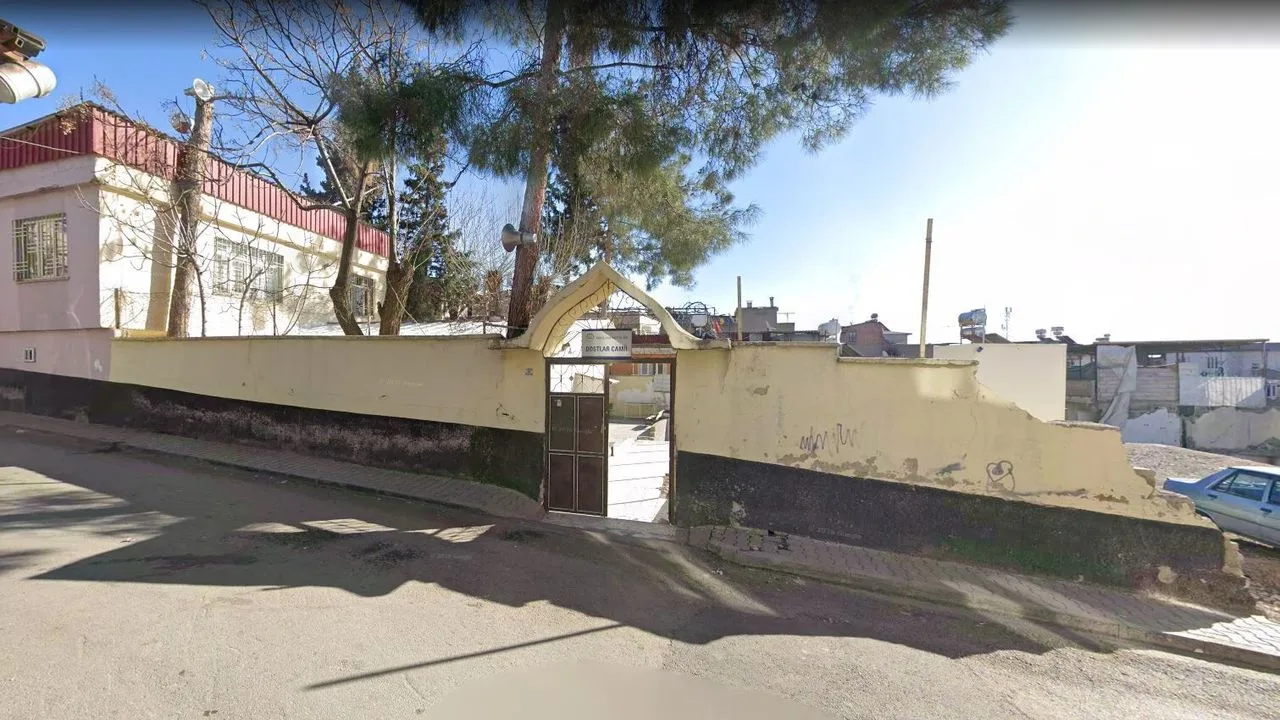 6 Şubat depremlerinde ağır hasar alarak yıkılan Dostlar Camii’nin yeniden