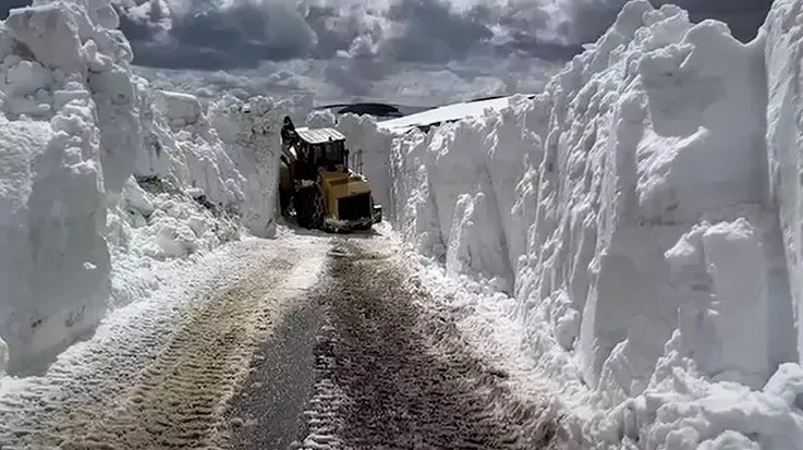 Nisan ayında etkili olan kar yağışı, büyük şaşkınlık yarattı. Kar