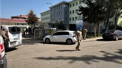 Av tüfeğiyle liseye giren bir kişi amiyane tabirle terör estirdi.