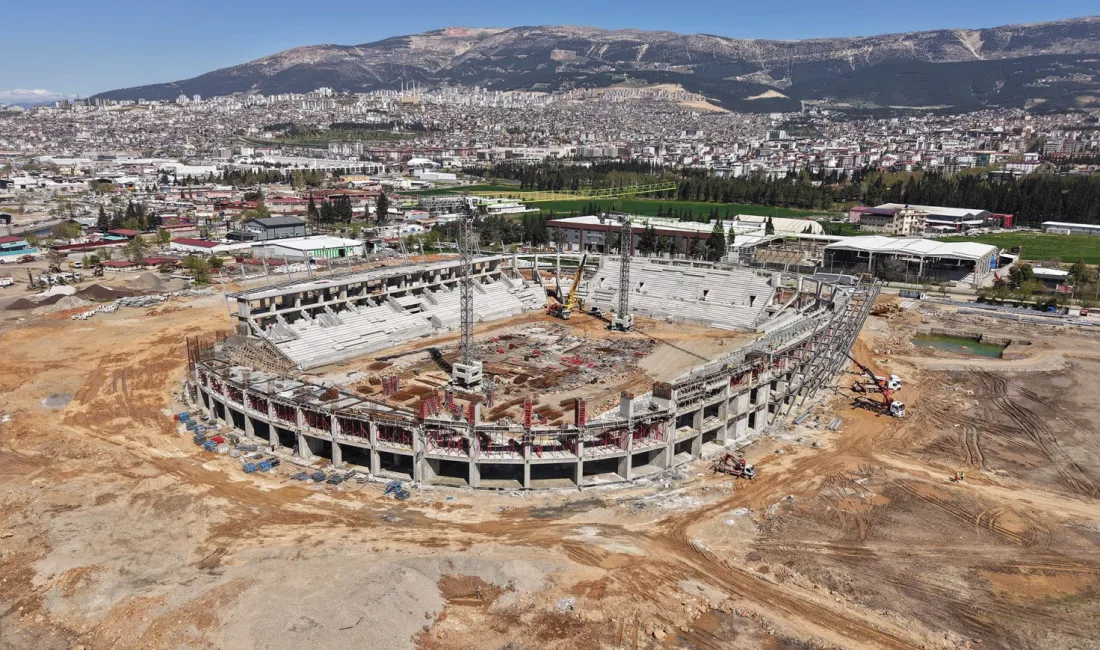 Kahramanmaraş’ın yıllardır hayalini kurduğu stadyumda çalışmalar son gaz devam ediyor.