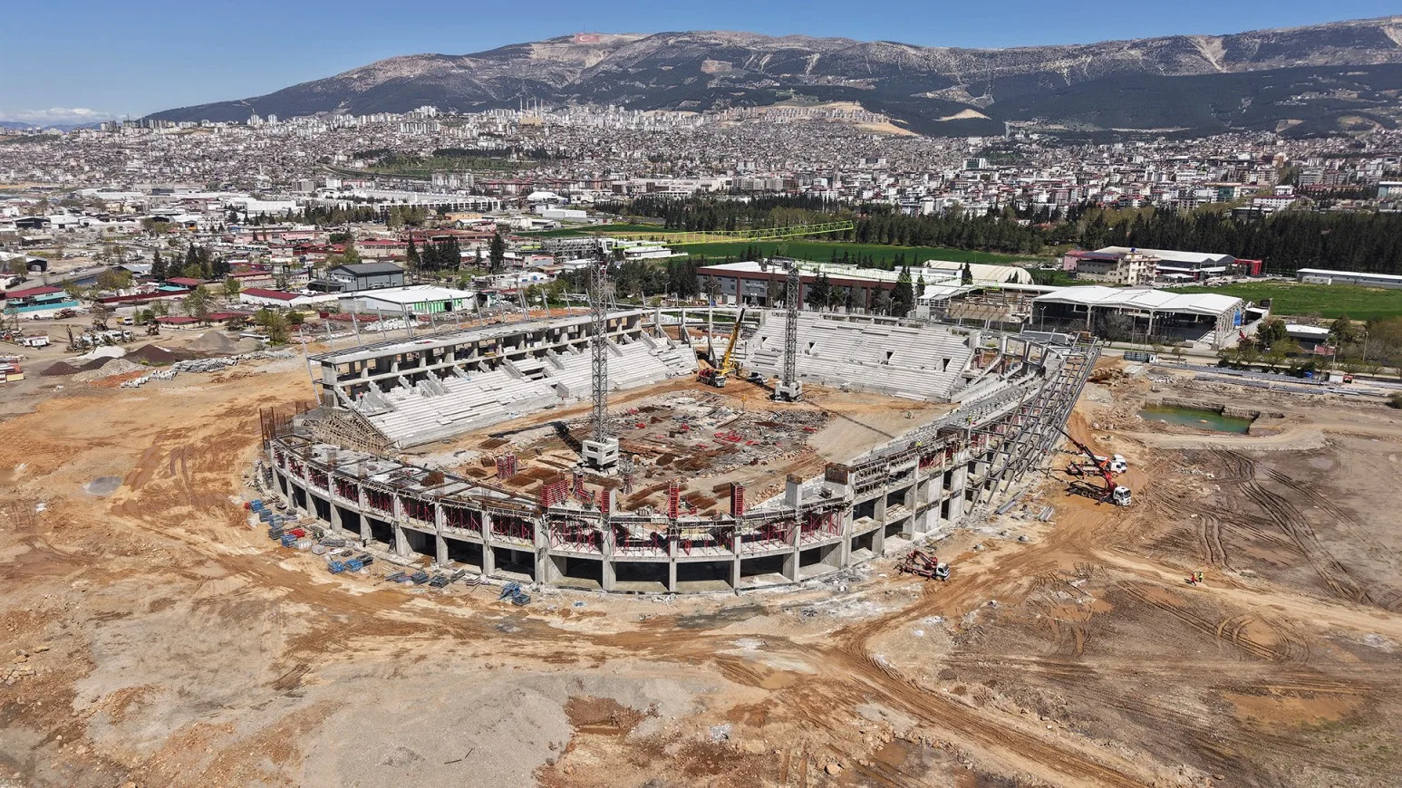 Kahramanmaraş’ın yıllardır hayalini kurduğu stadyumda çalışmalar son gaz devam ediyor.