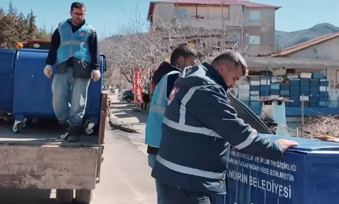 Andırın Belediyesi, ilçenin dört bir yanındaki eskiyen çöp konteynırlarını modern