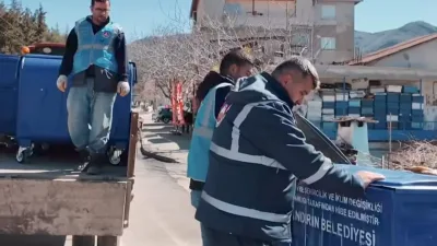 Andırın Belediyesi, ilçenin dört bir yanındaki eskiyen çöp konteynırlarını modern