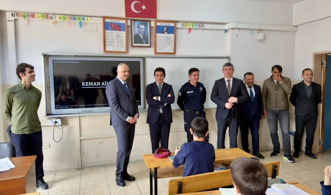 Andırın Belediye Başkanı Ahmet Sinan Gökşen, ilçe protokolüyle birlikte Atatürk