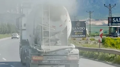 Kahramanmaraş-Gaziantep karayolu Narlı mevkiinde seyir halinde olan bir beton mikserinin
