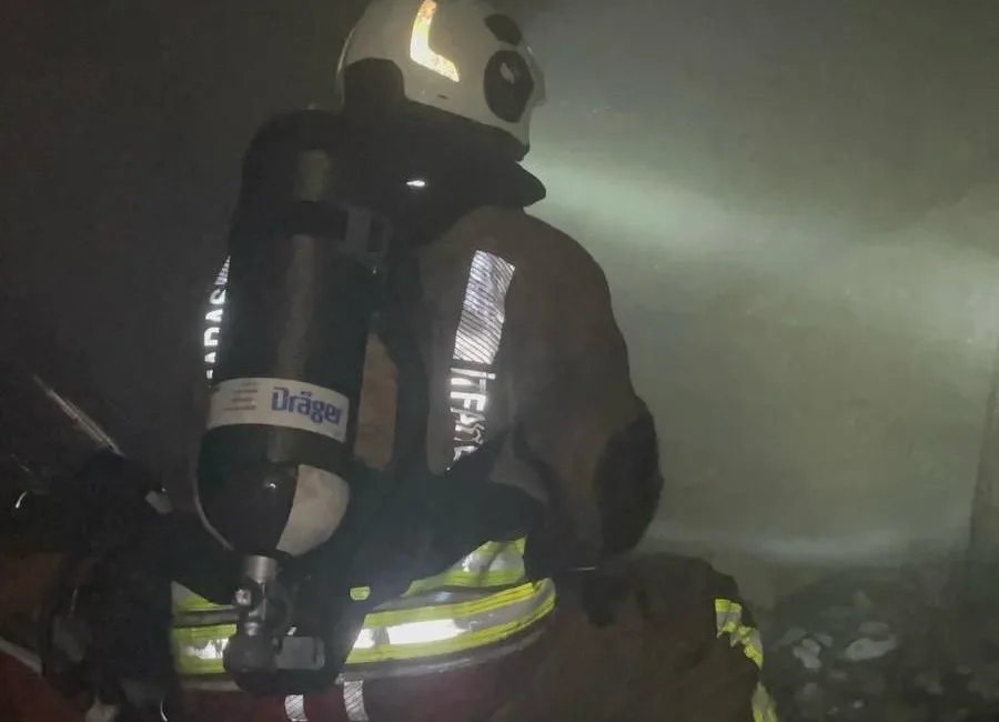 Kahramanmaraş’ın Dulkadiroğlu ilçesinde bir ikamette çıkan yangın facianın eşiğinden dönülmesine