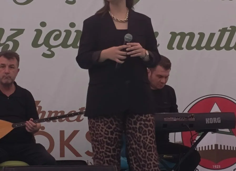 Festivalin finalinde sahne alan Andırınlı Türk Halk Müziği sanatçısı Hatice