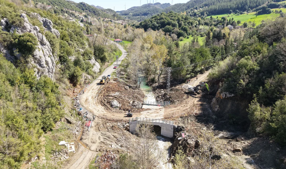 Kahramanmaraş Büyükşehir Belediyesi, Andırın’da yaklaşık 10 mahallenin bağlantısını sağlayan eski