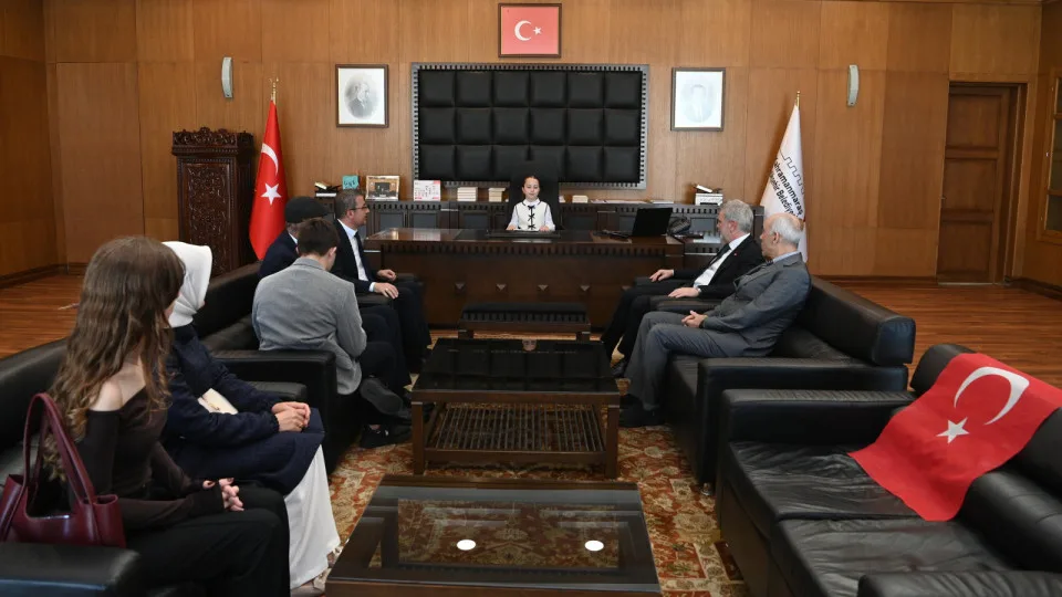 Baskan Gorgel koltugu birakti