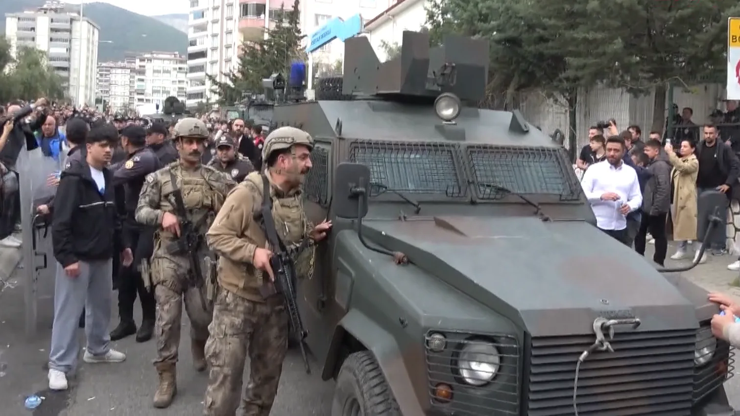 Saldırganın cenazesi güçlükle çıkarıldı 1 Ekran Goruntusu 83