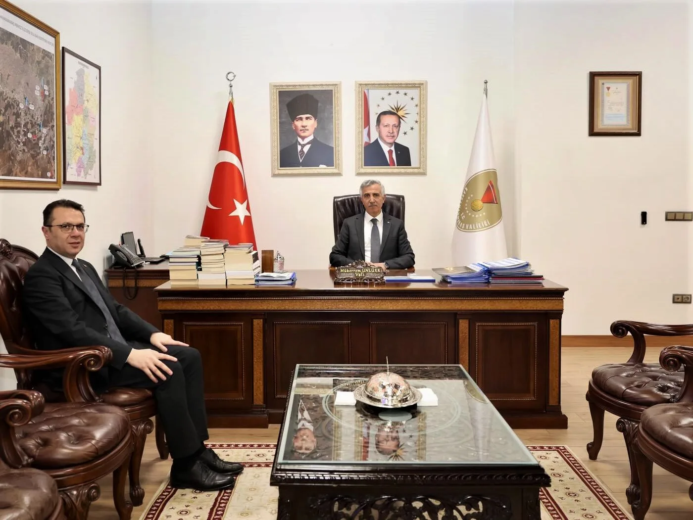 Fazil Cabaroglu Vali Mukremin Unlueri ziyaret