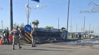 Nurdağ-Kahramanmaraş yolunda bir tanker devrildi. Tanker sürücüsü D.B. ve yanında