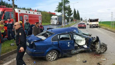 Kahramanmaraş’ta ehliyetsiz sürücü kaza yaptı. Ağaçlara ve aydınlatma direğine çarpan