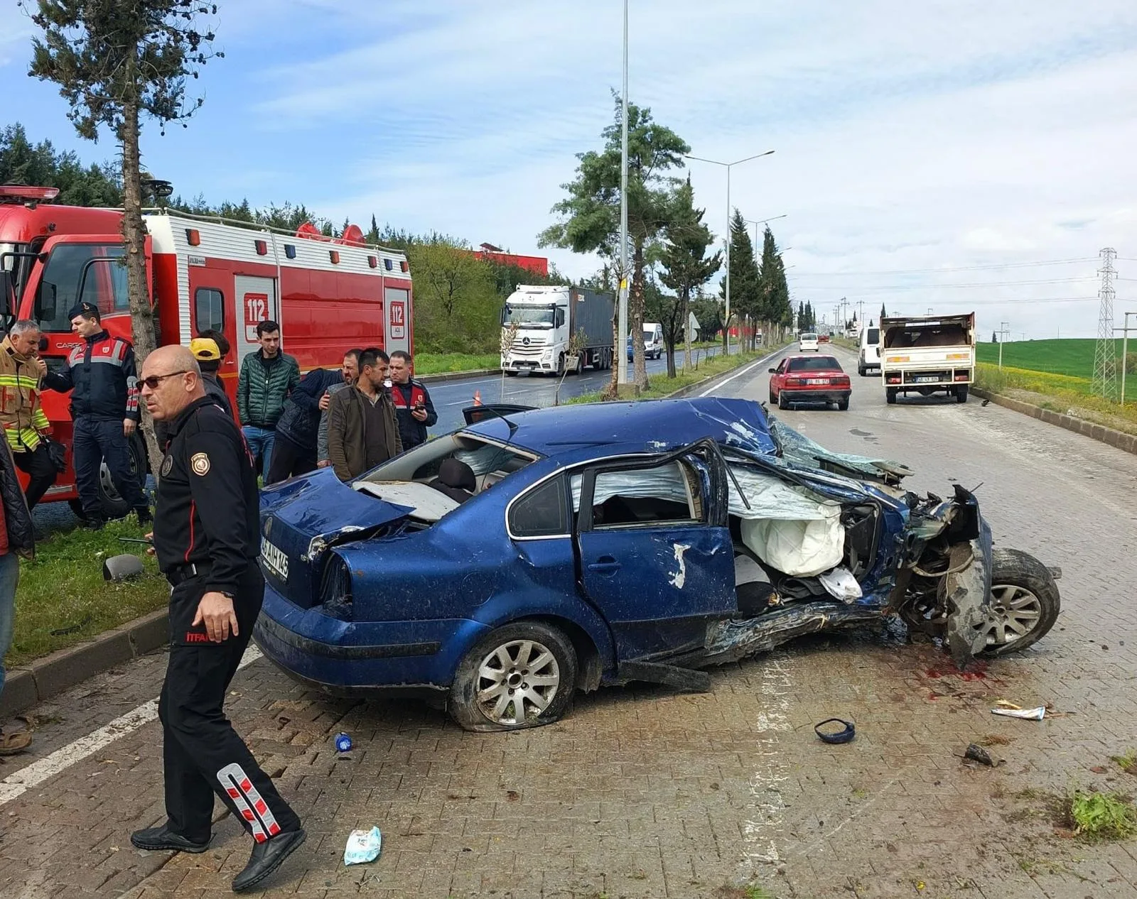 Kahramanmaraş’ta ehliyetsiz sürücü kaza yaptı. Ağaçlara ve aydınlatma direğine çarpan