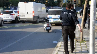 Kahramanmaraş’ta Ali S. (21), motosiklette kırmızı ışıkta bekleyen husumetlisi İ.E.C.