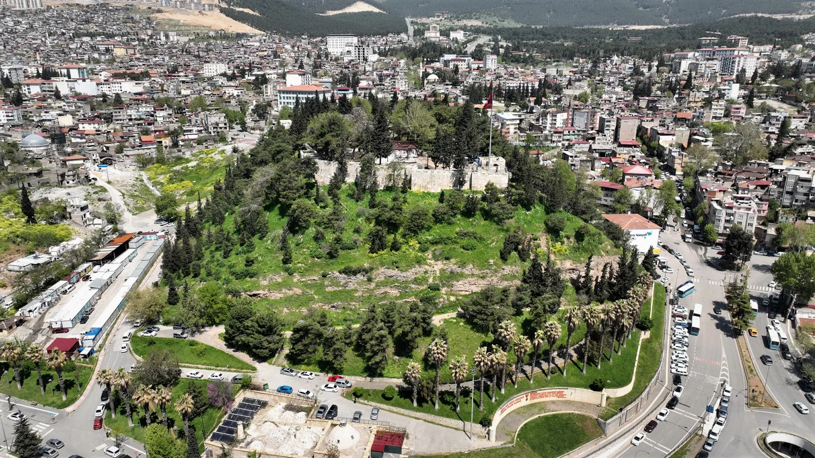 Kentin simge yapılarından birisi olan Kahramanmaraş Kalesi’nde, kapsamlı bir restorasyon