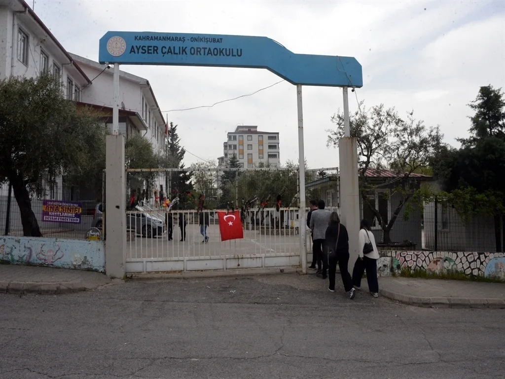 OKULDAKI SALDIRIDA OLEN OGRENCILERDEN 5 1271933 378560