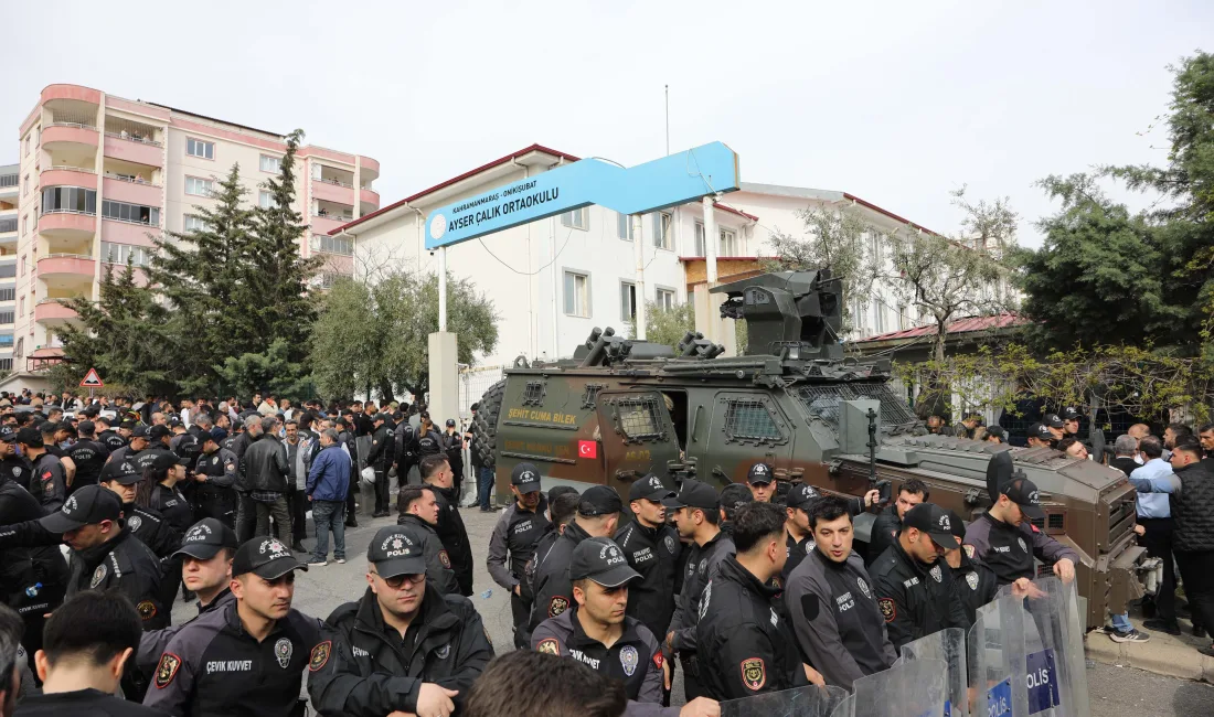 Kahramanmaraş’ta, sırt çantasında getirdiği tabancalarda eğitim gördüğü okulda 8 öğrenci