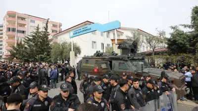 Kahramanmaraş’ta, sırt çantasında getirdiği tabancalarda eğitim gördüğü okulda 8 öğrenci