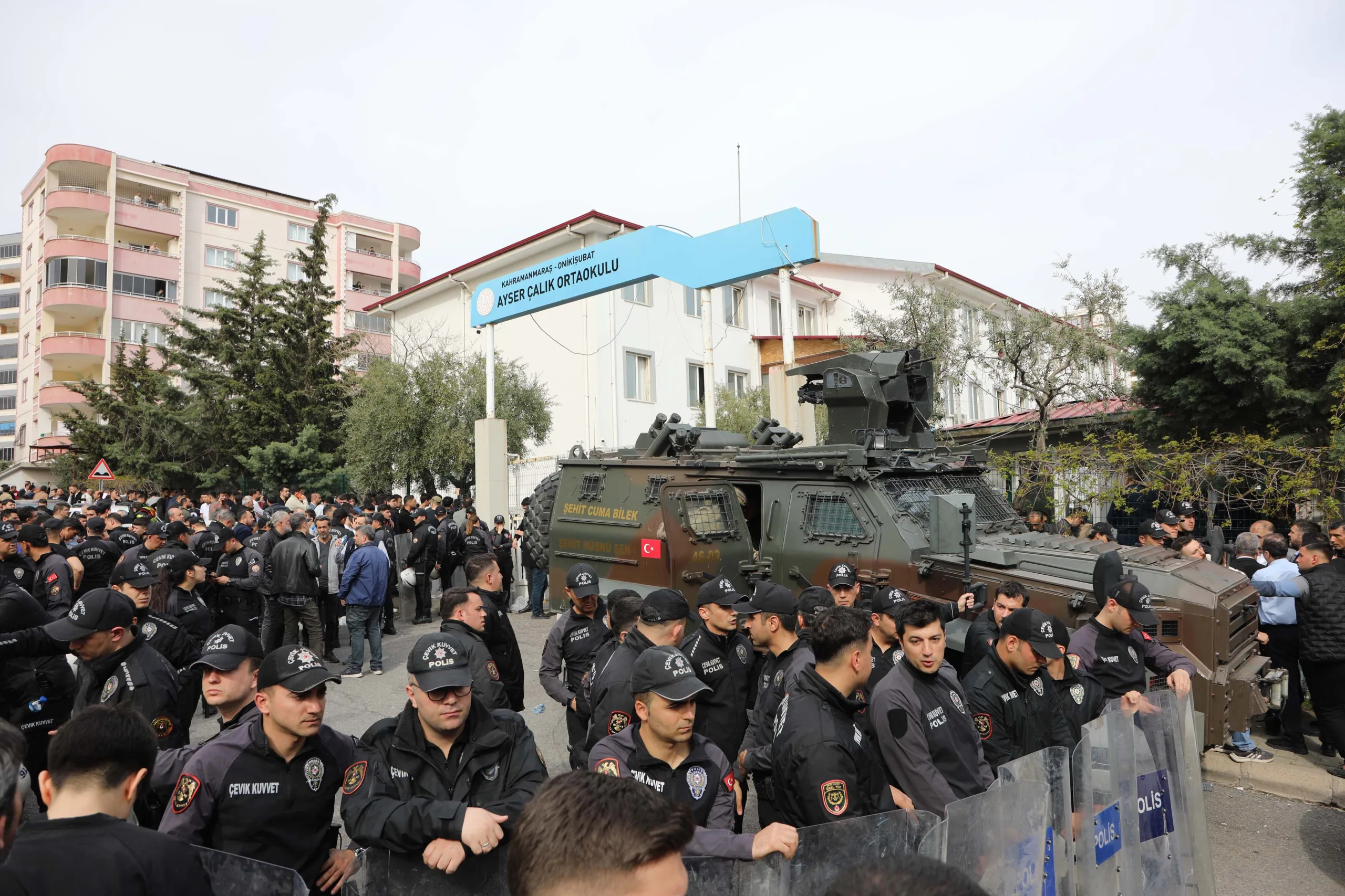 Kahramanmaraş’ta, sırt çantasında getirdiği tabancalarda eğitim gördüğü okulda 8 öğrenci
