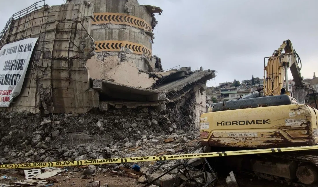 Kahramanmaraş’ta yıkımı devam eden Arasa Otoparkı’nda iş makinesi enkaz altında
