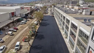 Kahramanmaraş Büyükşehir Belediyesi, Toptancılar Sitesi bölgesinde asfaltlama çalışmalarını sürdürüyor.