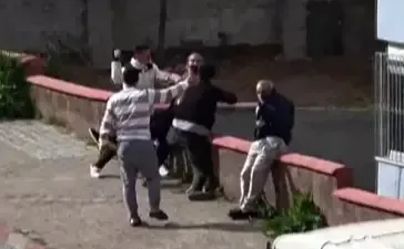 Kahramanmaraş’ta, yaşlı babasına soka ortasında bağırıp azarlayan evlada çevredeki vatandaşlar