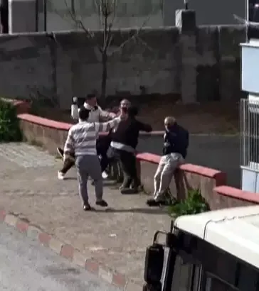 Kahramanmaraş’ta, yaşlı babasına soka ortasında bağırıp azarlayan evlada çevredeki vatandaşlar