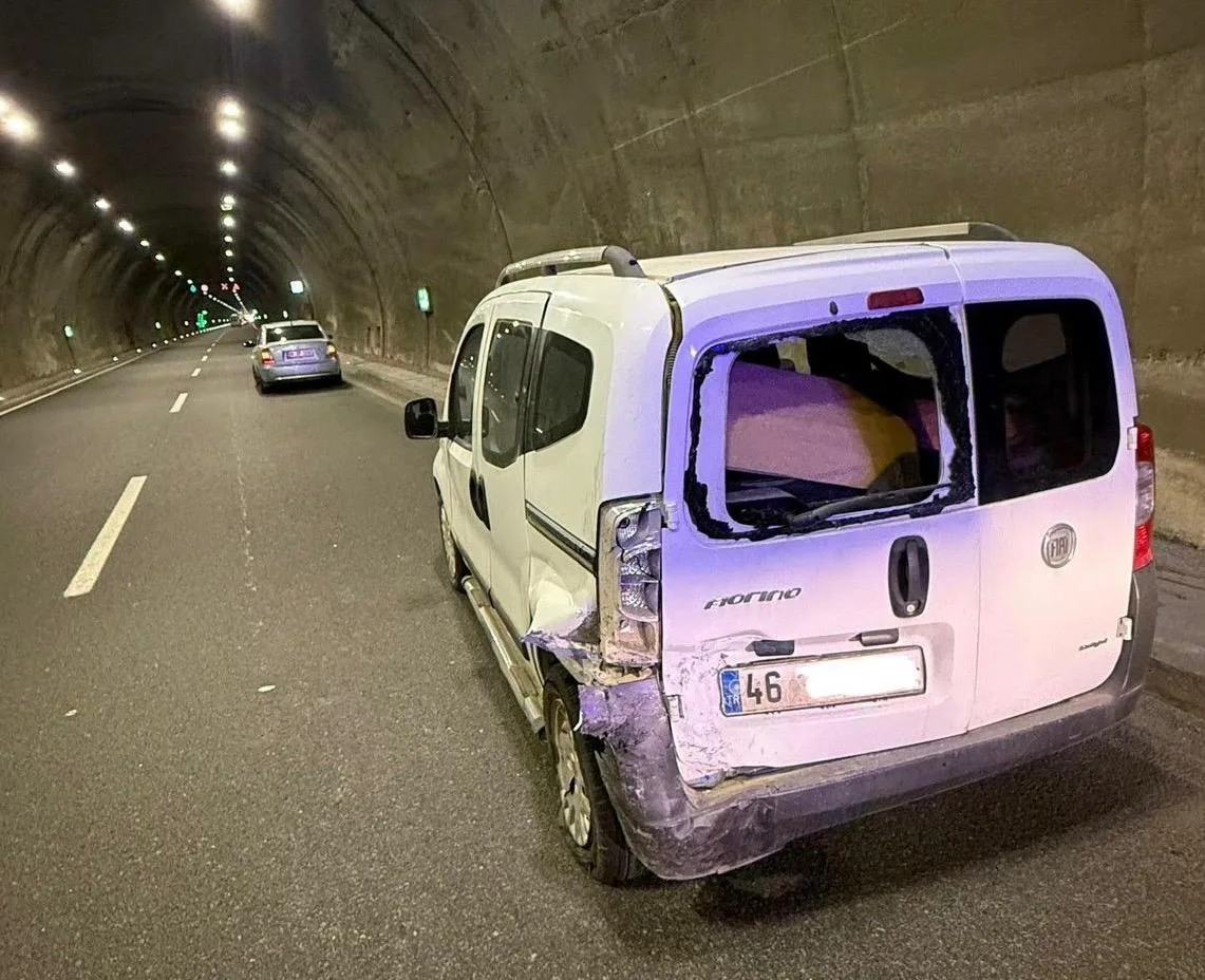 Sezai Karakoç Tüneli’nde Korkutan Kaza: Araçta Sıkışan Sürücü Kurtarıldı! 2 c93e66a5 8291 4669 bebd ac1c326180bb
