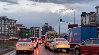 Bugün akşam saatlerinde Gaziantep- Nurdağı yolu trafik yoğunluğu nedeniyle aksadı.
