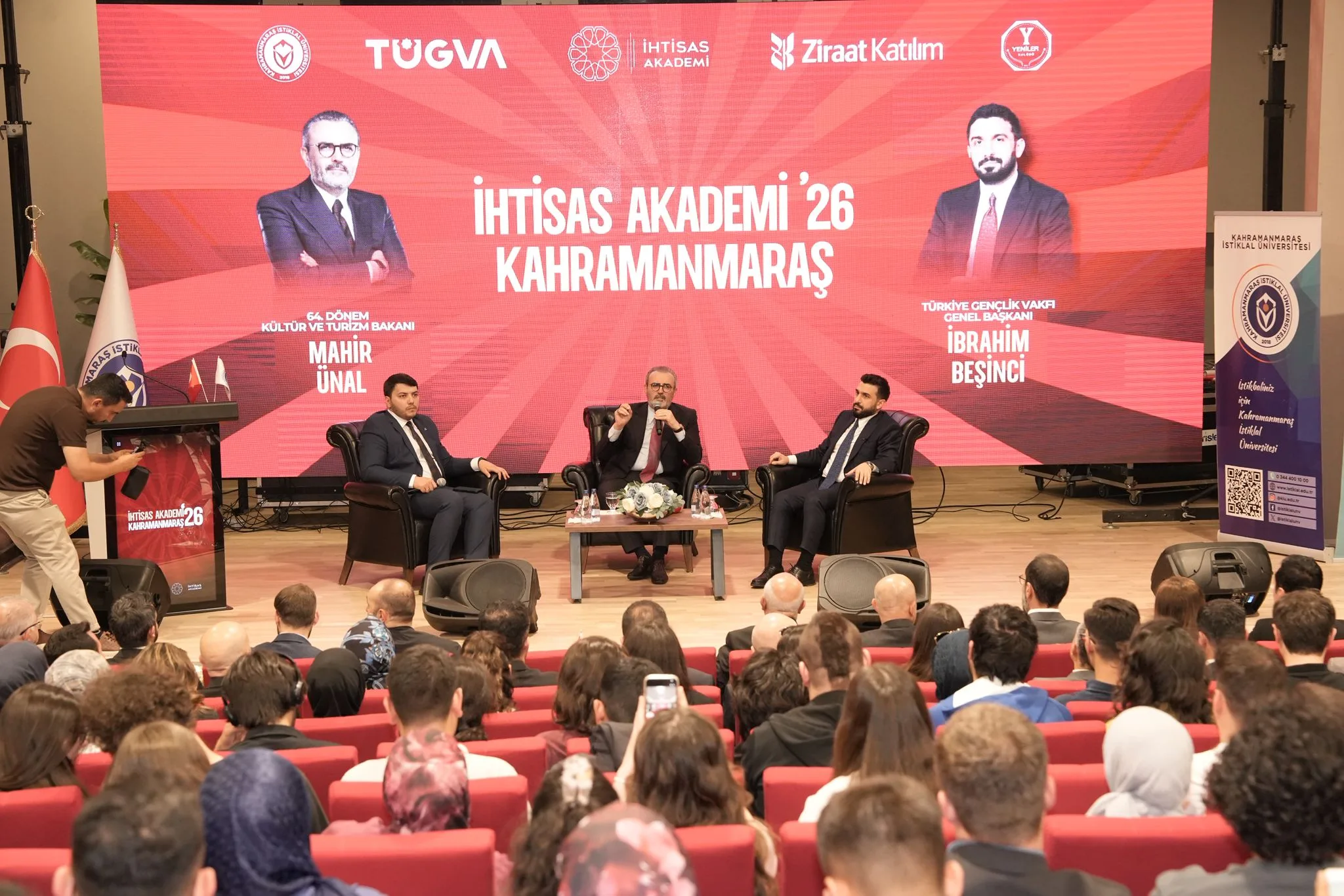 Mahir Ünal KİÜ’de Gençlere Seslendi: “Hakikati Kaybedersek Geleceği Kaybederiz” Mahir Ünal KİÜ’de Gençlere Seslendi: “Hakikati Kaybedersek Geleceği Kaybederiz”