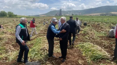 Pazarcık’ta 14 Mayıs Dünya Çiftçiler Günü dolayısıyla Narlı Mahallesi’nde sarımsak