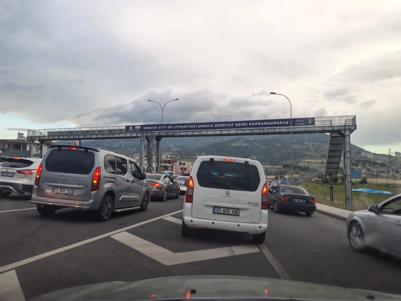 Kılavuzlu Yolu’nda Trafik Çilesi: Sürücüler Kavşak ve Sinyalizasyon İstiyor