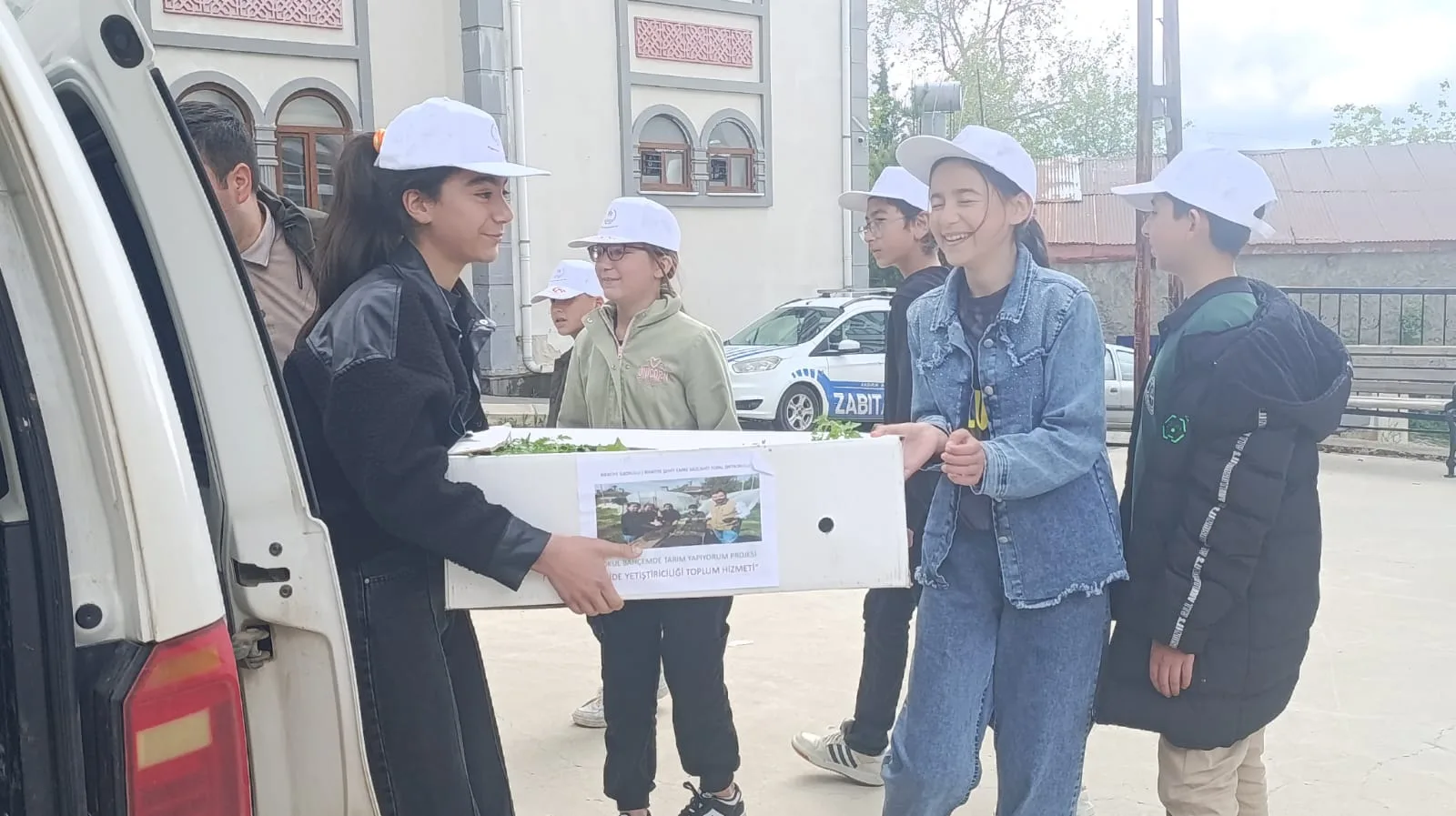 Andırın’da Öğrencilerden Anlamlı Toplum Hizmeti: 3 Bin Fide Vatandaşla Buluştu!