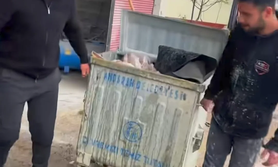 Andırın Belediyesi’nin ilçe genelinde başlattığı çöp konteynırı yenileme çalışmaları, ilçede